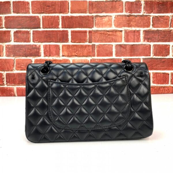 CHANEL Classic 2.55 Flap Bag – Orta Boy - Siyah Aksesuar - Görsel 2