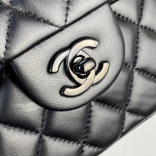 CHANEL Classic 2.55 Flap Bag – Orta Boy - Siyah Aksesuar - Görsel 6