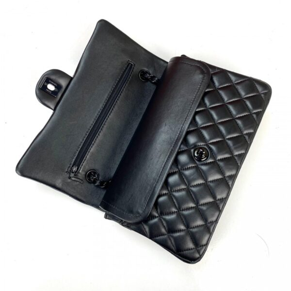 CHANEL Classic 2.55 Flap Bag – Orta Boy - Siyah Aksesuar - Görsel 3