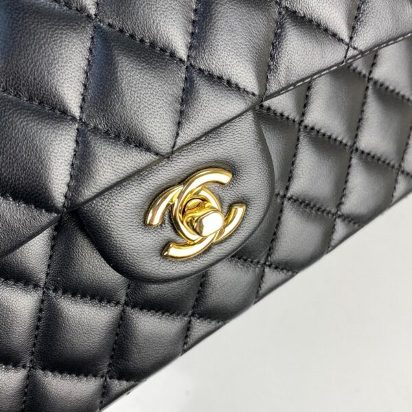 CHANEL Classic 2.55 Flap Bag – Orta Boy - Altın Aksesuar - Görsel 4