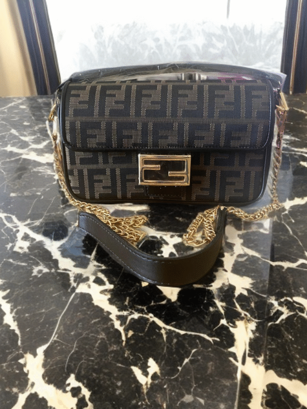 Fendi Baguette FF Monogram Omuz Çantası – Kahverengi / Gold Detaylı