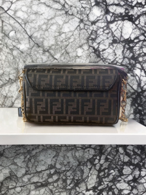 Fendi Baguette FF Monogram Omuz Çantası – Kahverengi / Gold Detaylı - Görsel 2
