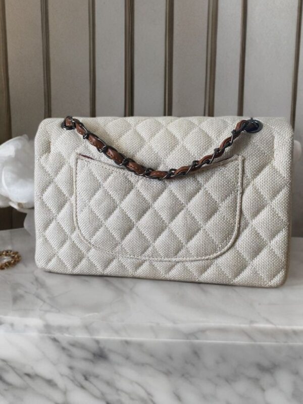 Chanel Classic Flap Bag – Keten Bej / Kahverengi Zincir Askılı - Görsel 2