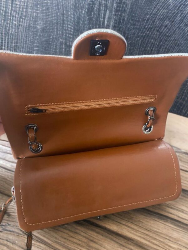 Chanel Classic Flap Bag – Keten Bej / Kahverengi Zincir Askılı - Görsel 3